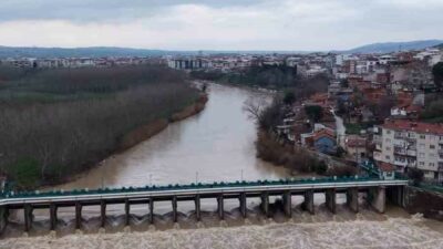 Bursa’da kar ve yağmur yağışlarının ardından, Mustafakemalpaşa Çayı’nın debisinin hızlı