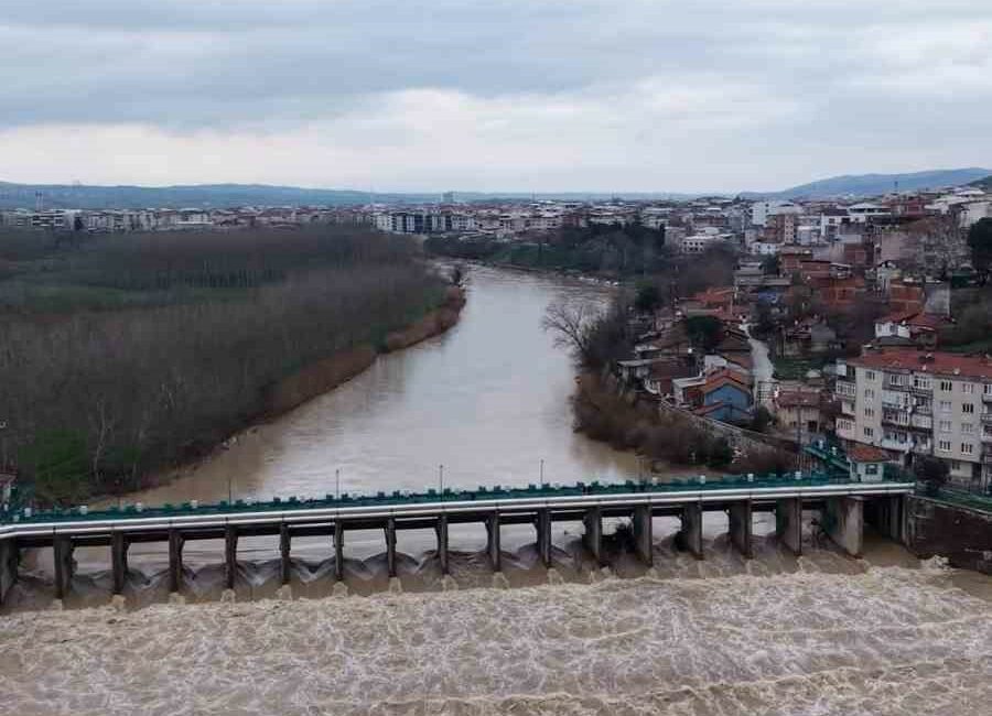 Bursa’da kar ve yağmur yağışlarının ardından, Mustafakemalpaşa Çayı’nın debisinin hızlı