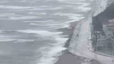 Bursa’nın Karacabey ilçesinde etkili olan yoğun yağış ve kuvvetli fırtına,