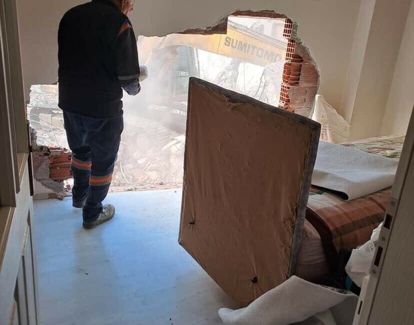 Karacabey’de inşaat çalışması yan binaya zarar verdi Bursa’nın Karacabey ilçesinde devam eden bir inşaat çalışması sırasında bitişikte