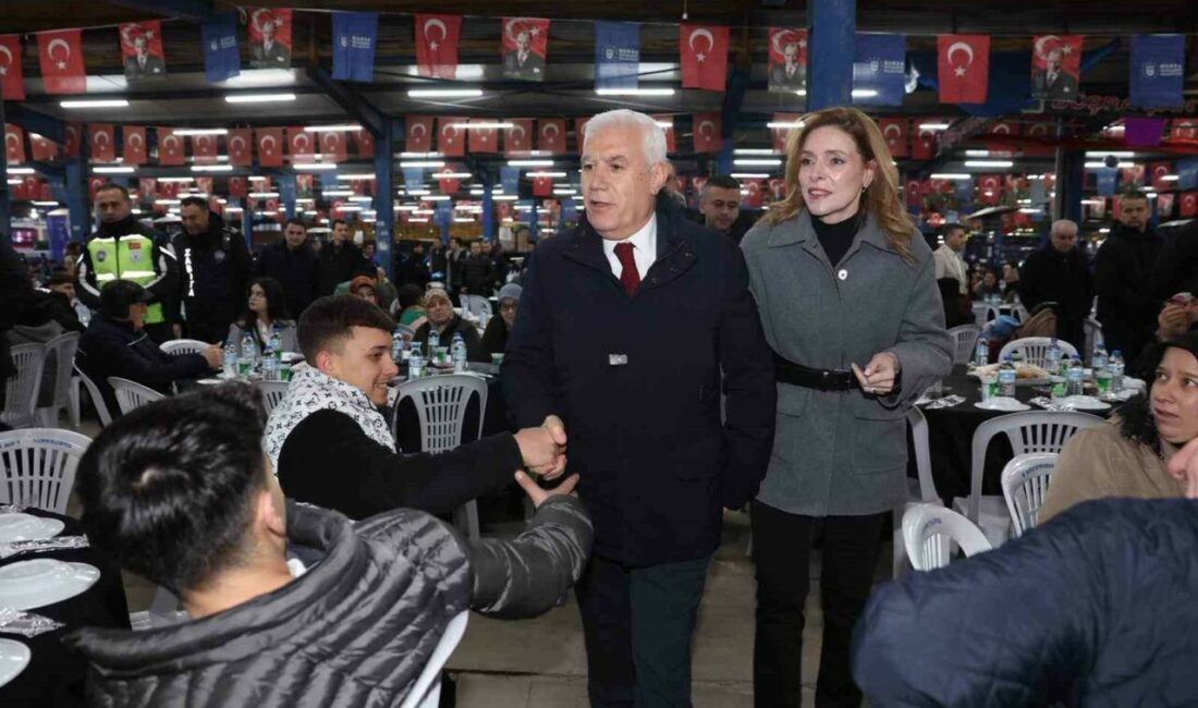 Kardeşlik sofrası Karacabey’de kuruldu Bursa Büyükşehir Belediyesi’nin Karacabey ilçesinde düzenlediği iftar programında vatandaşlar aynı