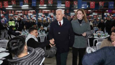 Bursa Büyükşehir Belediyesi’nin Karacabey ilçesinde düzenlediği iftar programında vatandaşlar aynı