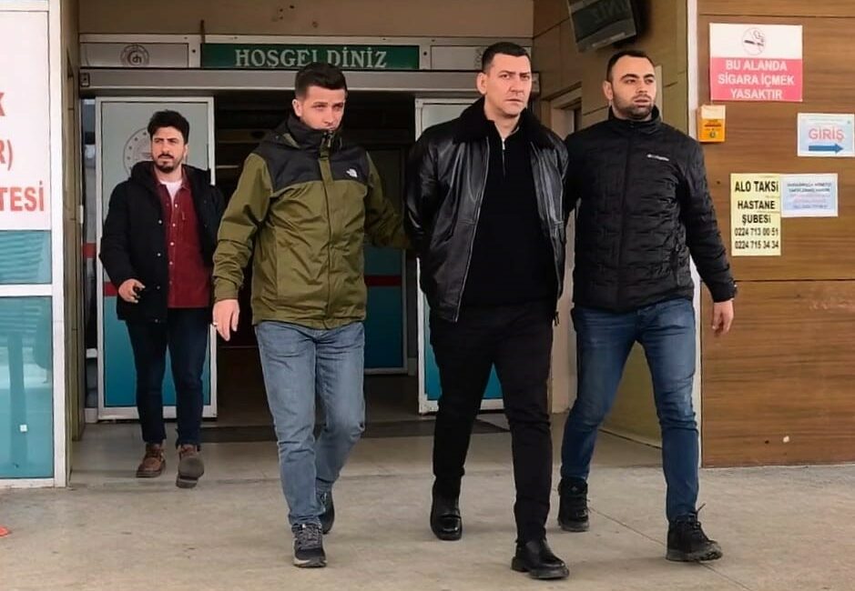 Kayınbabasını öldüren, kayınbiraderini yaralayan damat tutuklandı Bursa’nın İnegöl ilçesinde kayınbabasını silahla öldürüp kayınbiraderini yaralayan damat adliyeye