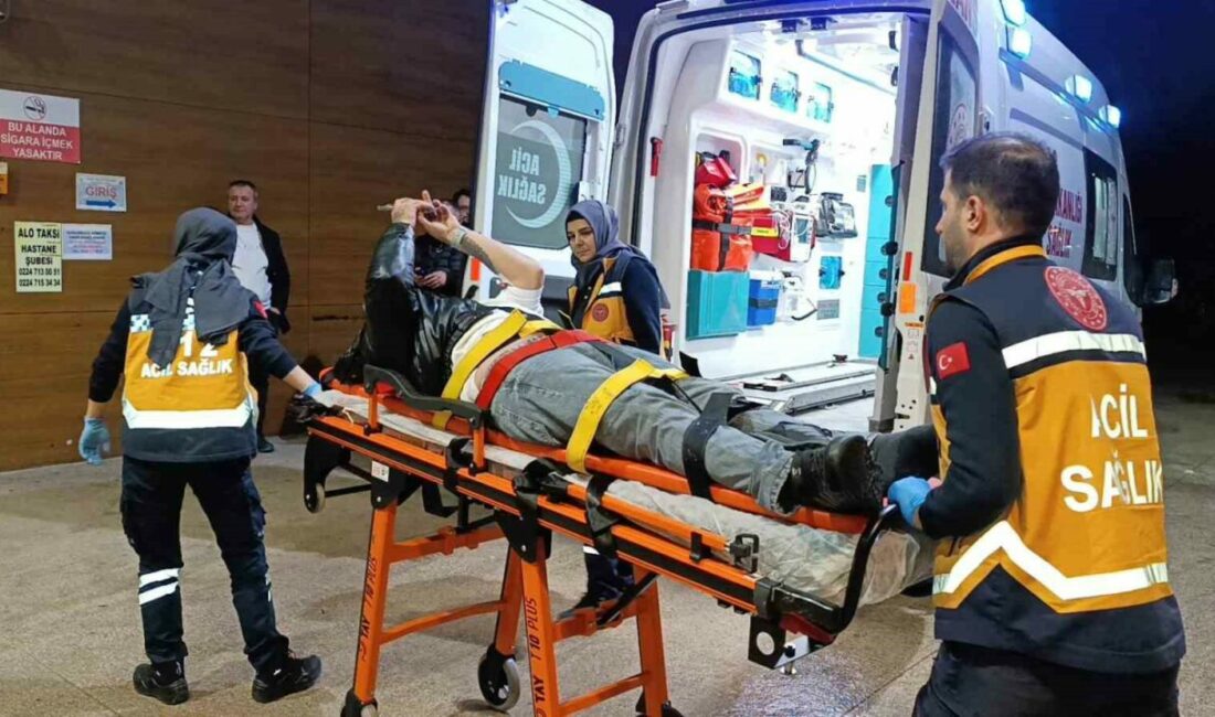 Bursa’nın İnegöl ilçesinde kontrolden çıkan otomobil yaya geçidinden geçen 3