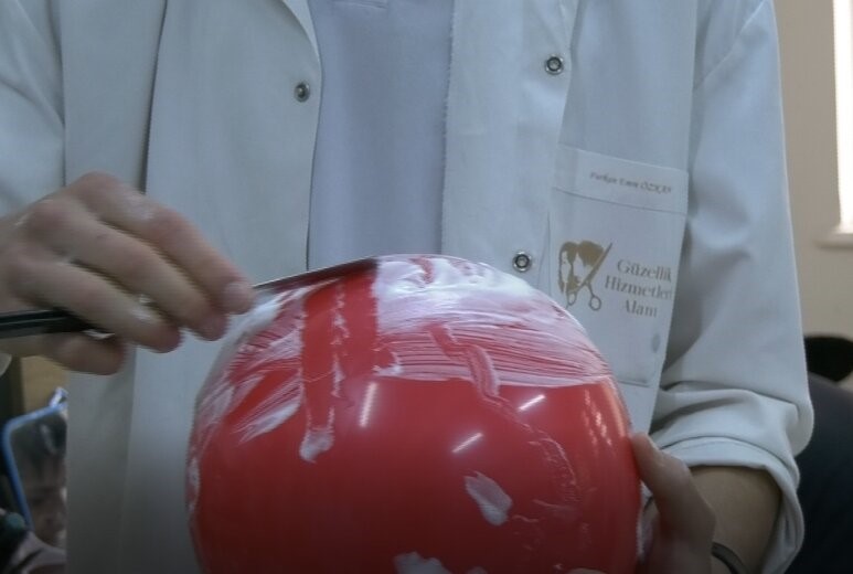 Bursa’daki meslek ve teknik anadolu lisesi öğrencileri hem eğitimlerini tamamlıyor,