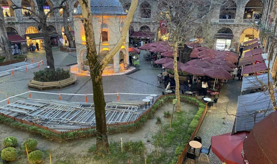 Bursa’nın tarihi simgelerinden Koza Han’da masa ve sandalyelerin kaldırılmasına ilişkin