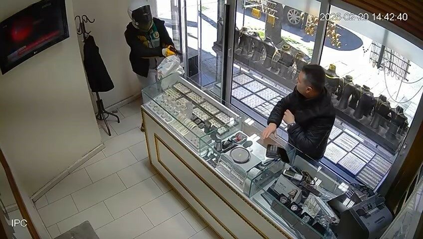 Kuyumcu soygunu güvenlik kamerasında Yenişehir’de kuyumcuya yönelik silahlı yağma girişimi, güvenlik kamerasına yansıdı. Şüpheli,