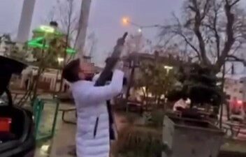 Bursa’nın Nilüfer ilçesinde bir şahıs, cadde ortasında pompalı tüfekle havaya