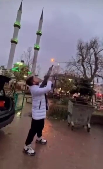 Bursa’nın Nilüfer ilçesinde bir şahıs, cadde ortasında pompalı tüfekle havaya