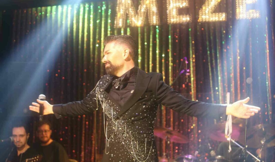 Sahnedeki enerjisiyle yıllardır geniş bir hayran kitlesine ulaşan Mehmet Çevik,