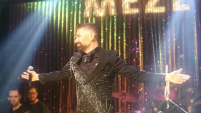 Sahnedeki enerjisiyle yıllardır geniş bir hayran kitlesine ulaşan Mehmet Çevik,