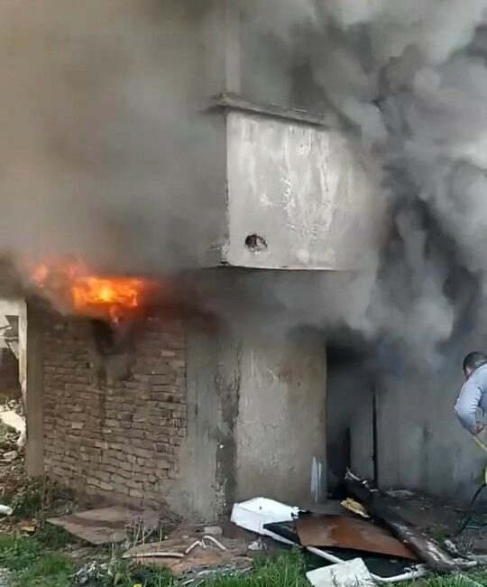 Bursa’da metruk bir bina alev alev yandı. Vatandaşların hortumla müdahale