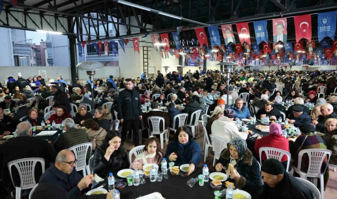 Mudanya’da gönüller bir oldu sofralar bereketle doldu Bursa Büyükşehir Belediyesi’nin Mudanya’da düzenlediği iftar programında yüzlerce kişiyle birlikte