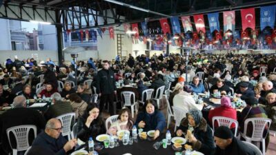 Bursa Büyükşehir Belediyesi’nin Mudanya’da düzenlediği iftar programında yüzlerce kişiyle birlikte