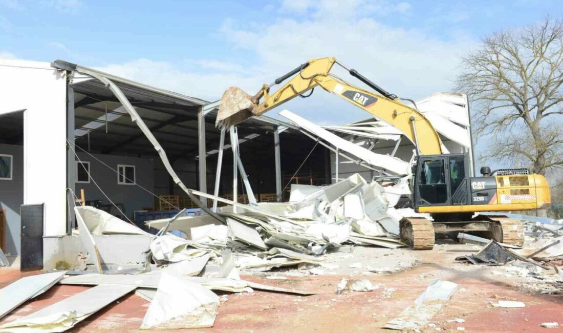 Nilüfer’de 3 noktada yıkım Nilüfer Belediyesi, tarım arazilerindeki yapılaşma baskısına karşı mücadelesini sürdürüyor. Ekipler