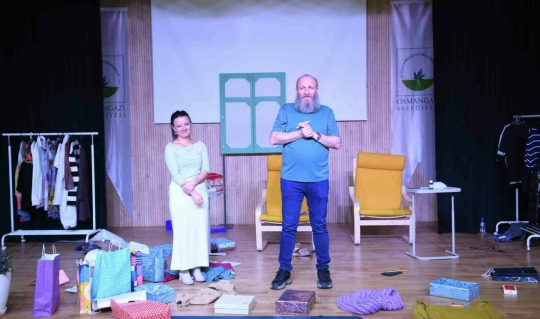 Osmangazi Belediyesi sanatseverleri tiyatroyla buluşturdu Kültürel yaşamı güçlendiren çalışmalarıyla sanatı toplumla bütünleştiren Osmangazi Belediyesi, ‘Hangisi