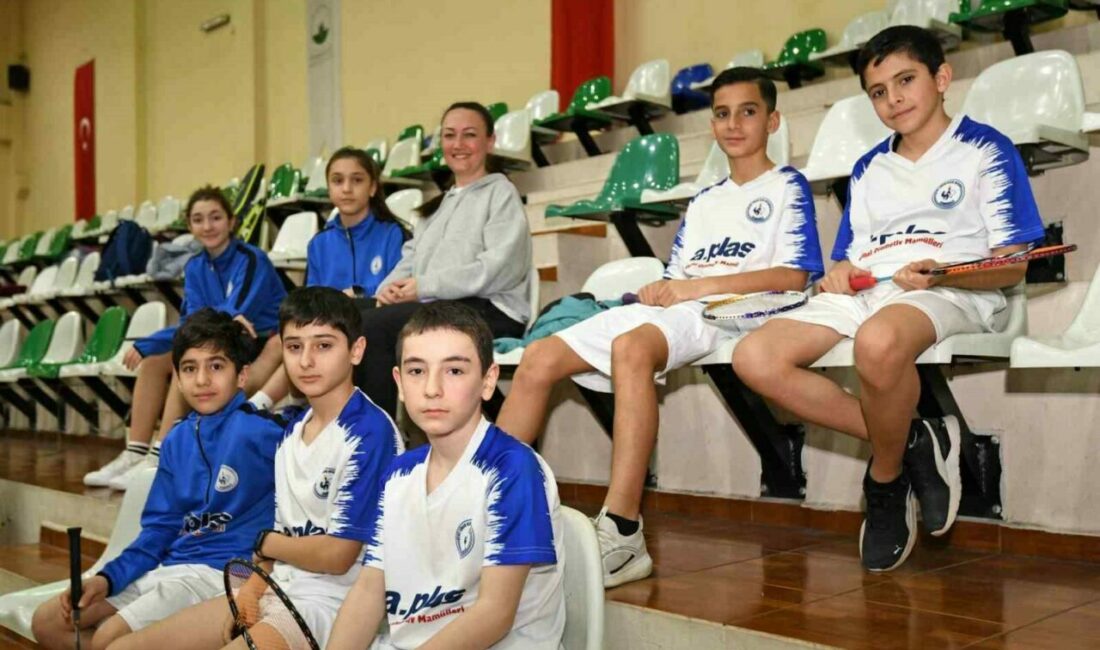 Osmangazi Belediyesi’nin ev sahipliğinde Dikkaldırım Spor Salonu’nda düzenlenen Badminton Yıldızlar