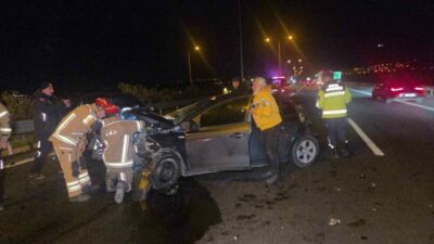 Gebze-Orhangazi-İzmir Otoyolu Orhangazi Kavşağı yakınlarında arızalanan bir otomobile kamyonun çarpmasıyla