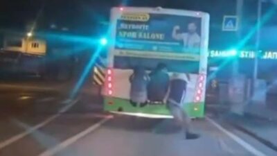 Bursa’da seyir halindeki belediye otobüsünün arkasına tutunan çocuklar yürekleri ağza