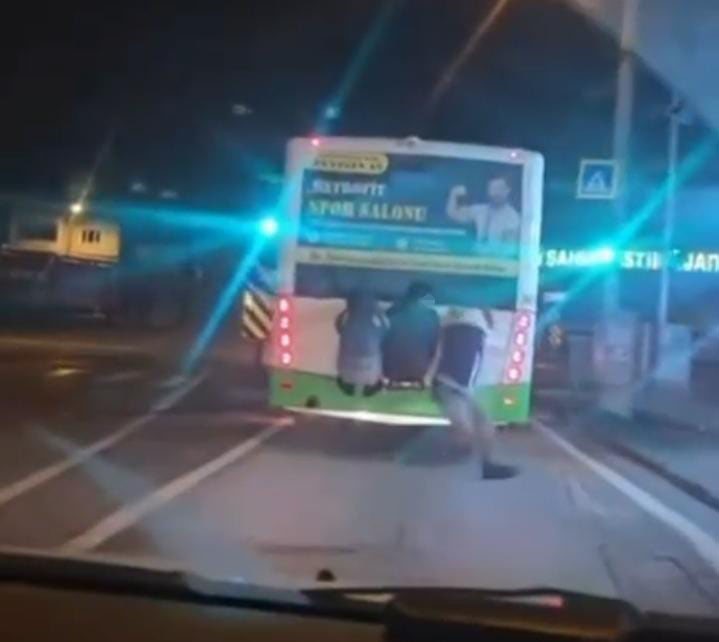Bursa’da seyir halindeki belediye otobüsünün arkasına tutunan çocuklar yürekleri ağza