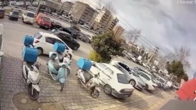 Bursa’da otomobil sürücüsü ile motosikletli kurye arasında çıkan tartışma uzun