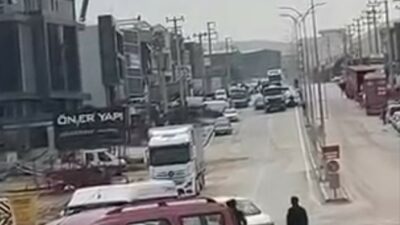 Bursa’da polis ekiplerinin ’dur’ ihtarına uymayarak kaçan şüpheli araç, kovalamaca