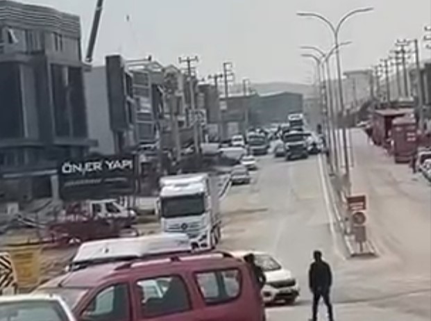 Bursa’da polis ekiplerinin ’dur’ ihtarına uymayarak kaçan şüpheli araç, kovalamaca