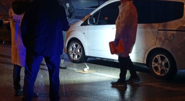 Bursa’da pompacı kılığına girdi, el bombalı arabayı böyle yakaladı Bursa’da polis ekiplerinin şüphe üzerine durdurmak istediği otomobil kaçmaya çalıştı.