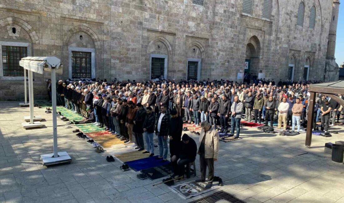 Ramazan ayının ilk cuma namazında Bursa’da camiler dolup taştı. Başta
