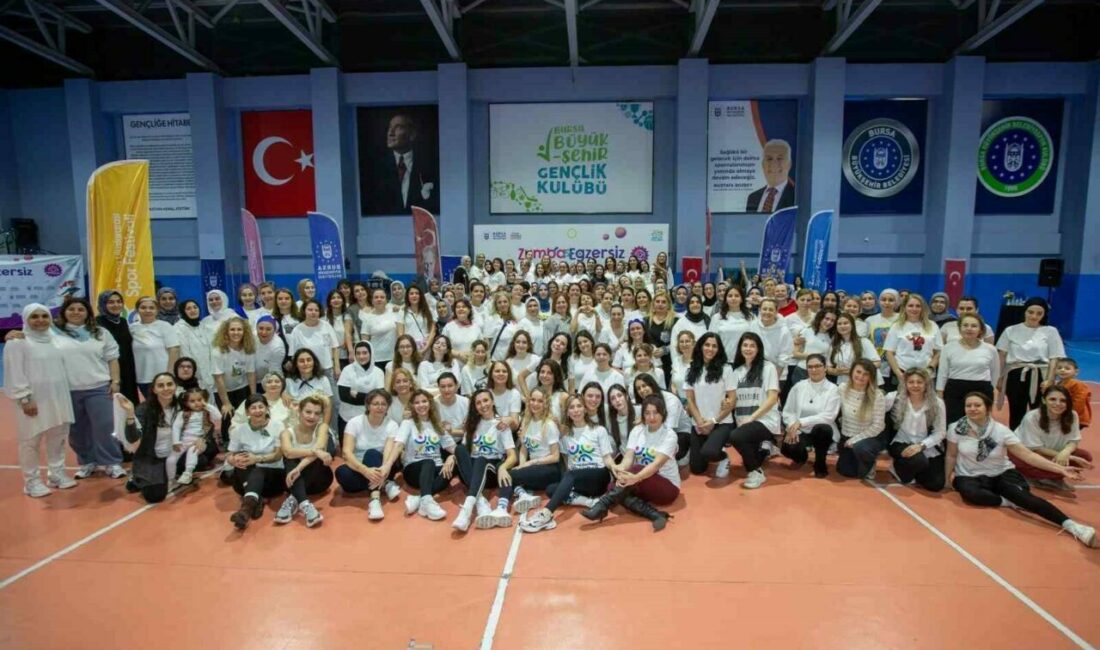 Bursa Büyükşehir Belediyesi tarafından düzenlenen zumba egzersiz etkinliklerine katılan kadınlar,