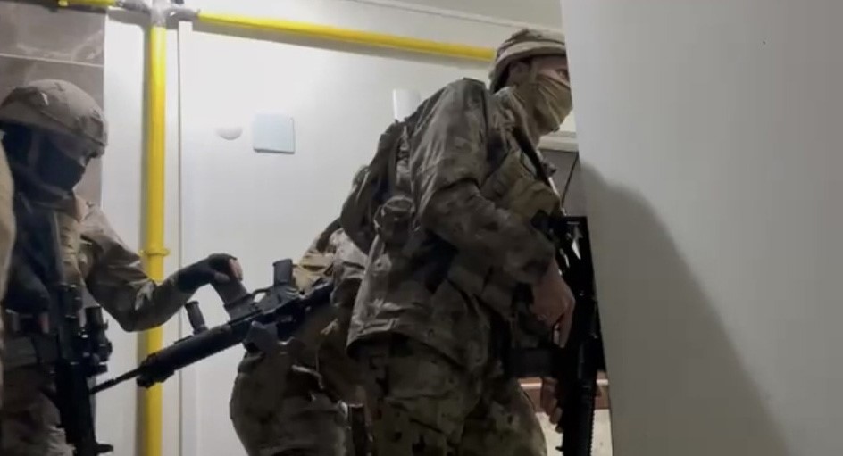 Sarallar çetesine büyük operasyon: 14 şüpheli yakalandı Bursa’nın Osmangazi ilçesinde bir iş yerine yönelik gerçekleştirilen silahlı saldırılarla