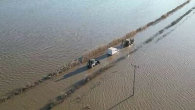 Bursa’nın Karacabey ilçesinde eriyen kar sularının dereyi taşırması sonucu yol