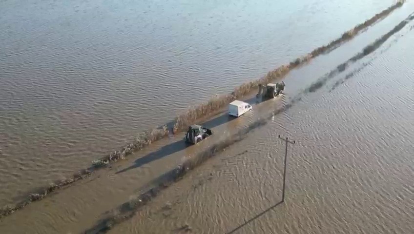 Bursa’nın Karacabey ilçesinde eriyen kar sularının dereyi taşırması sonucu yol