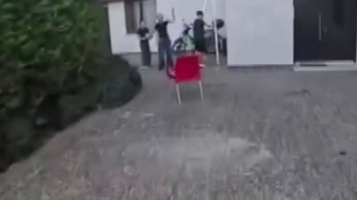 Bursa’nın Nilüfer ilçesinde bir kurye, sipariş teslimi için girdiği sitede