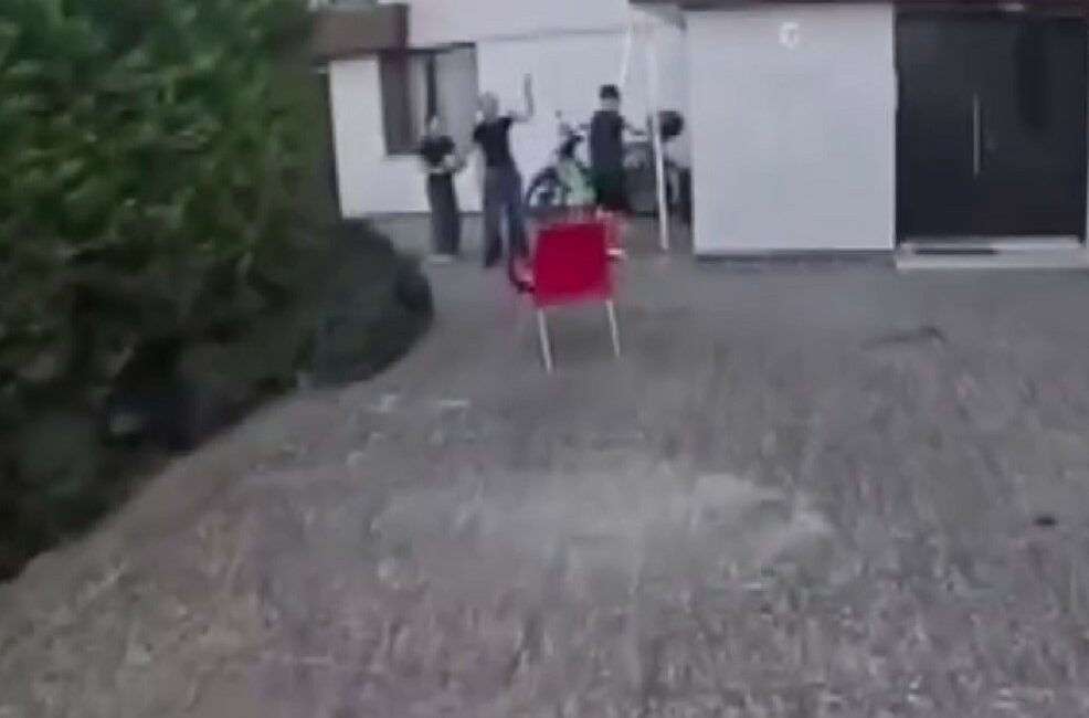 Siparişe gitti, kahraman oldu: Çatıda mahsur kalan çocuğu kurye kurtardı Bursa’nın Nilüfer ilçesinde bir kurye, sipariş teslimi için girdiği sitede