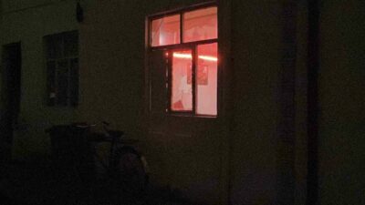 Bursa’da meydana gelen kavgada, arkadaşı tarafından fırça sapıyla darp edilen