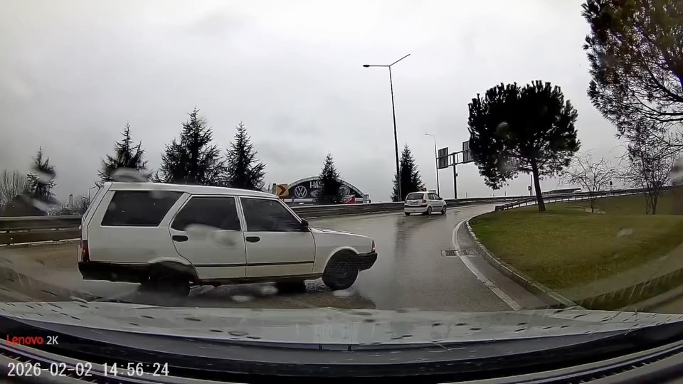 Cezaevine gitmek üzere yola çıkan bir avukat, yağmur nedeniyle kayganlaşan