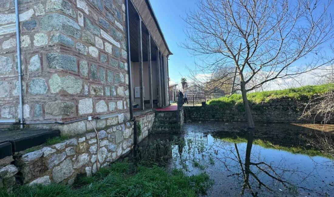 Uluabat Gölü’nün suları 625 yıllık camiyi tehdit ediyor Uluabat Gölü’nün suları Bursa’nın Karacabey ilçesine bağlı Uluabat Mahallesi’ndeki 625