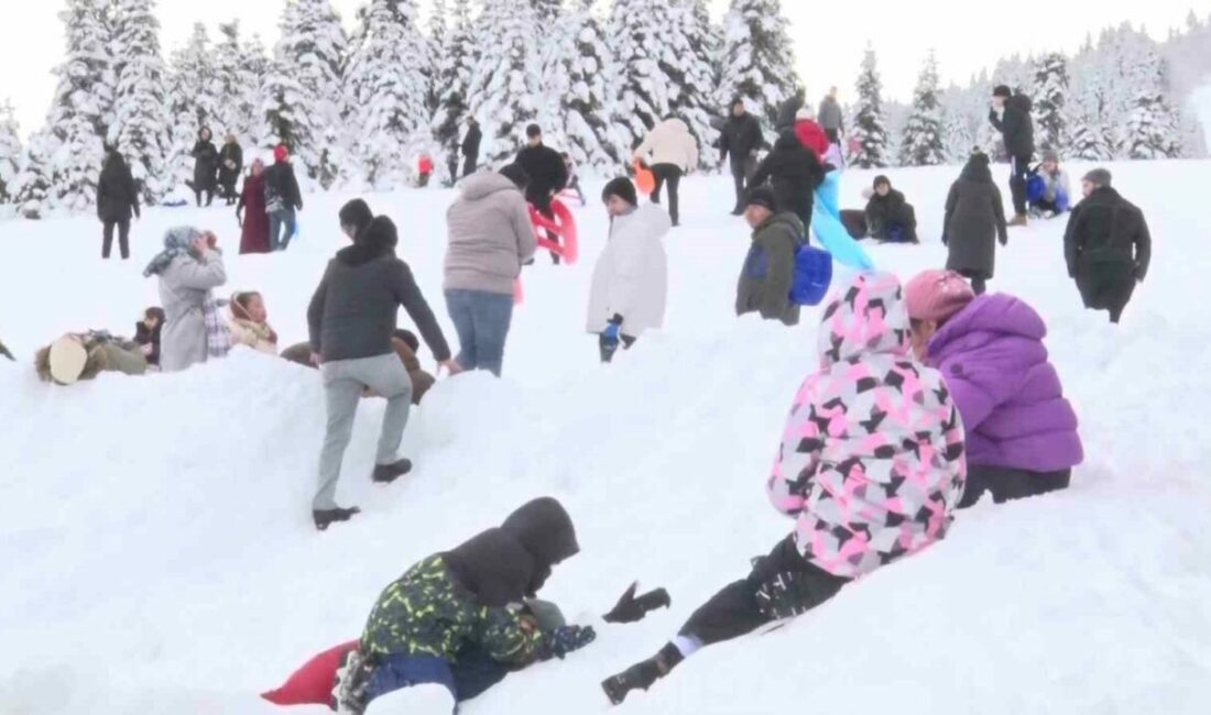 Uludağ, yarıyıl tatilinde yüzbinlerce kişiyi ağırladı Kış turizminin önemli merkezlerinden olan Uludağ, yüzde 100 dolulukla hizmet