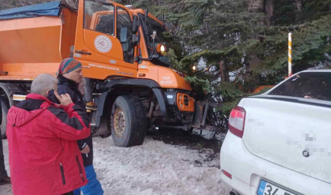 Bursa’da kontrolden çıkan kar küreme aracı ile otomobilin çarpışması sonucu