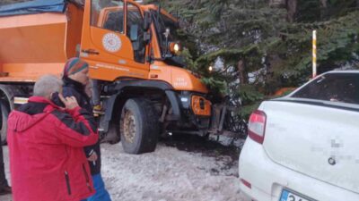 Bursa’da kontrolden çıkan kar küreme aracı ile otomobilin çarpışması sonucu