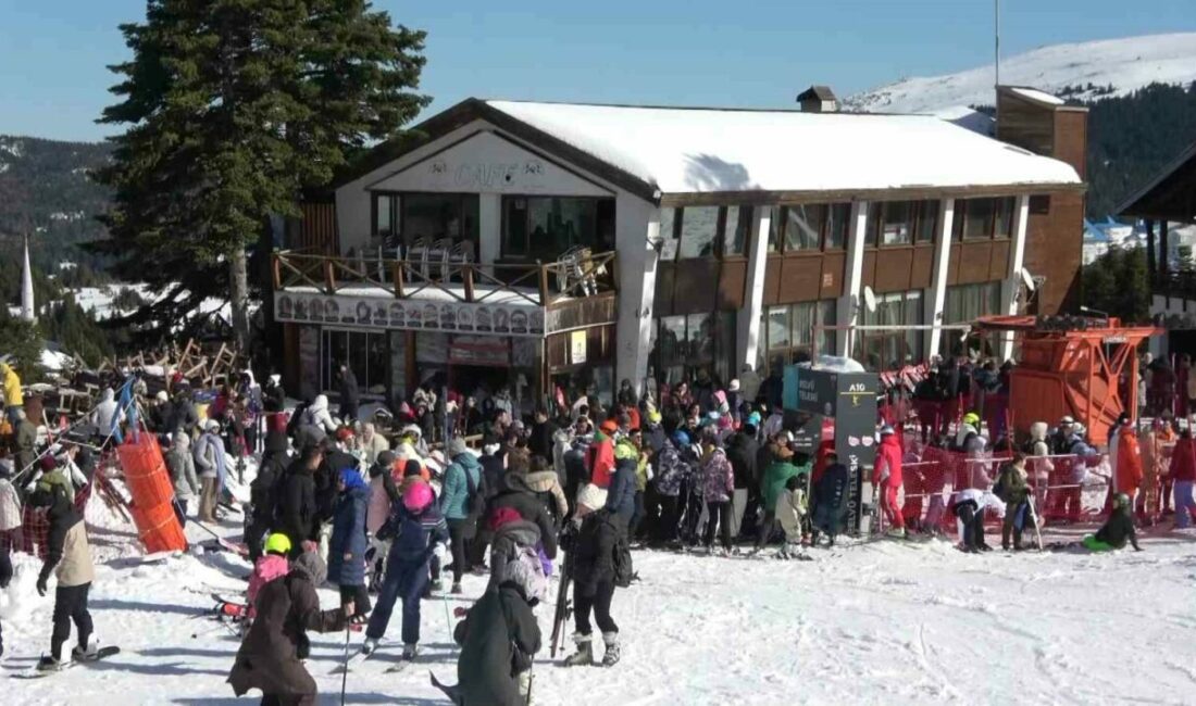 Uludağ’da güneşli hafta sonu: Zirve tatilcilerle doldu Türkiye’nin önemli kış turizmi merkezlerinden Uludağ’da güneşli havanın etkisiyle yoğunluk