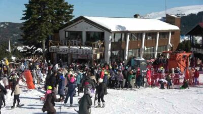 Türkiye’nin önemli kış turizmi merkezlerinden Uludağ’da güneşli havanın etkisiyle yoğunluk