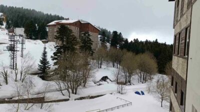 Türkiye’nin önemli kış turizm merkezlerinden Uludağ’da kar yağışı hız kesmeden