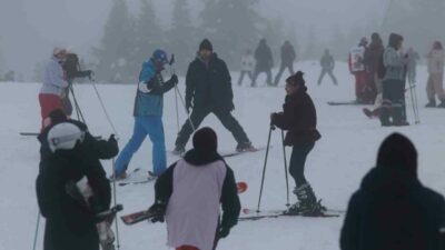 Kış mevsiminin kalbi Uludağ’da kar kalınlığı 120 santimetreyi bulurken, sömestr