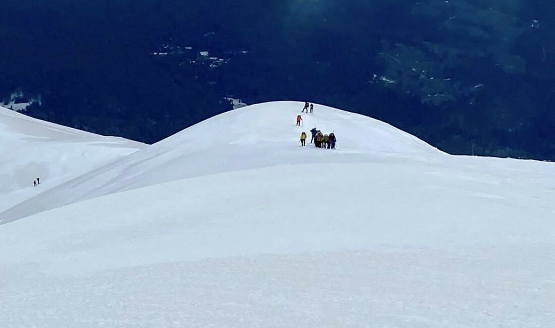 Uludağ’ın zirvesi olan 2 bin 543 metrelik yüksekliğe tırmanan dağcılar,