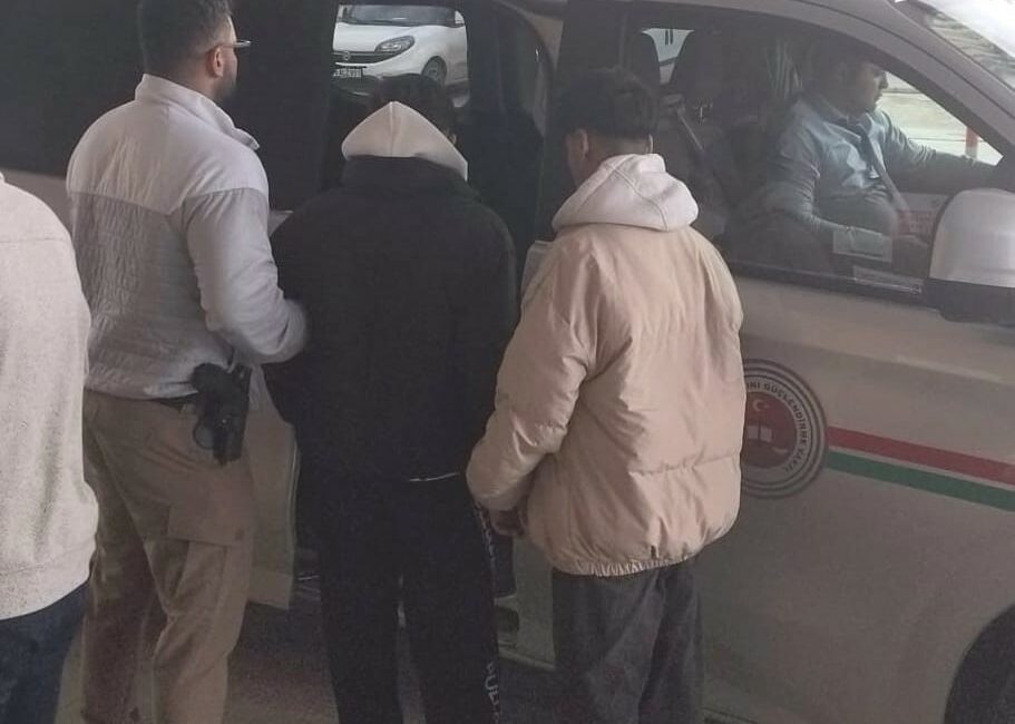 Bursa’nın İnegöl ilçesinde Narkotik Büro Amirliği ekipleri 2 uyuşturucu tacirini