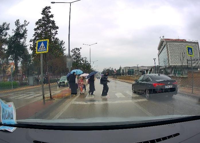 Bursa’nın Nilüfer ilçesinde yaya geçidinden karşıya geçmek isteyen öğrenciler, yol