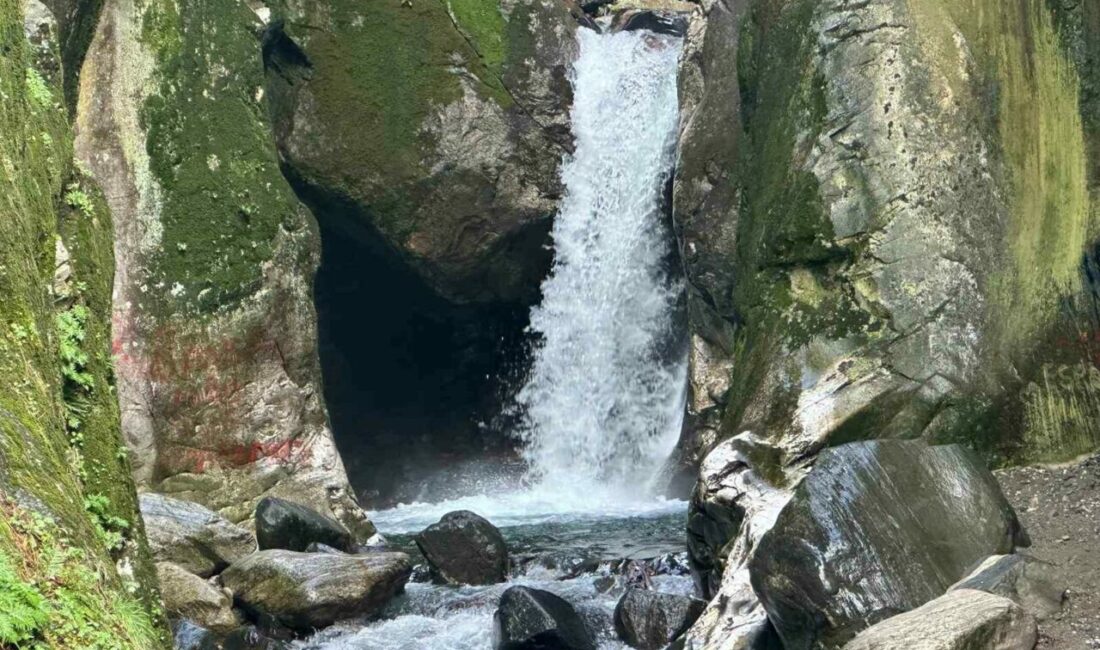 Bursa’nın kayalıklar arasına gizlenmiş doğa harikası Saitabat Şelalesi, bu yıl