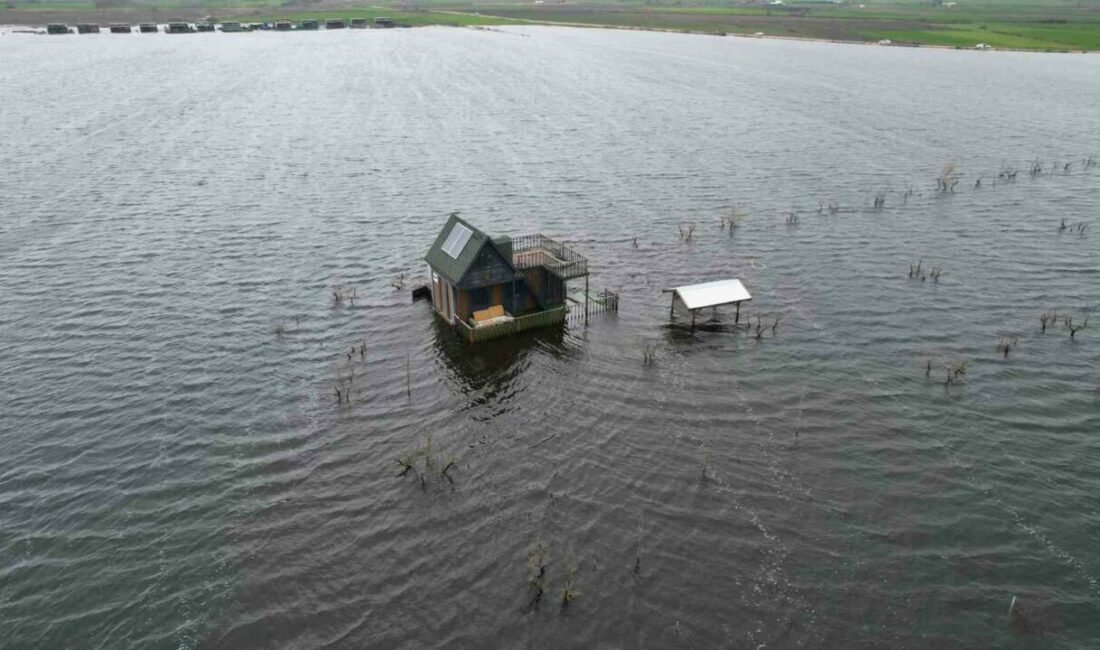 Yüzen evler…Ulubat Gölü taştı, felaket havadan görüntülendi Bursa’da Ulubat Gölü’nün taşmasıyla göle komşu Akçalar Mahallesi’nde onlarca tiny
